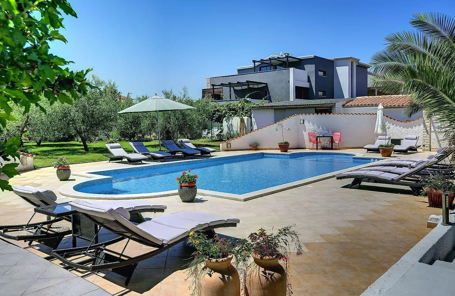 Zum Sandstrand Sind Es Wenige Gehminuten - Geniessen Sie Aber Auch Die Zeit Am Pool Medulin Apartment