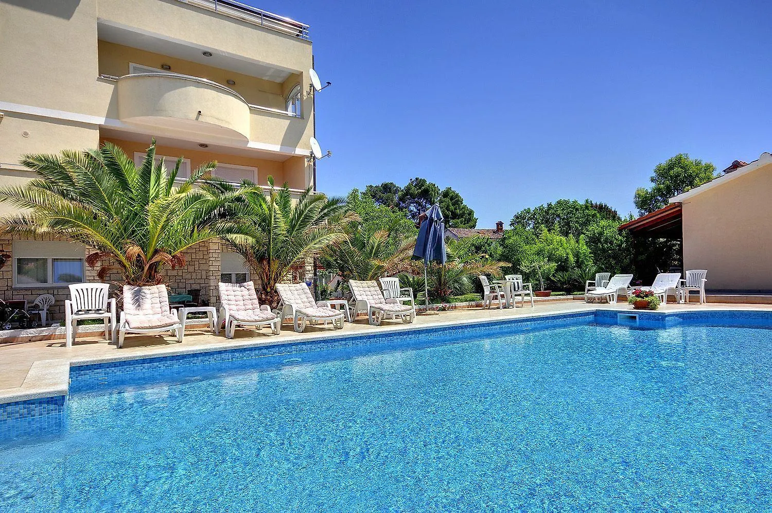Zum Sandstrand Sind Es Wenige Gehminuten - Geniessen Sie Aber Auch Die Zeit Am Pool Medulin Apartamento